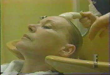 0036 e10 shampooing in USA 1990 mature lady