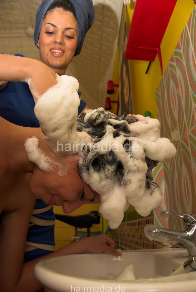 9135 4 Alexandra forward wash shampooing in salon