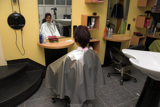 8135 Lucie 1 backward shampoo by barber in shiny pvc shampoocape