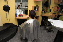 将图片加载到图库查看器，8135 Lucie 1 backward shampoo by barber in shiny pvc shampoocape