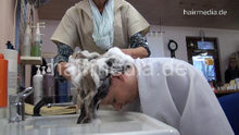 Laden Sie das Bild in den Galerie-Viewer, 6168 Verena 1 forward shampooing by mature barberette hairwash