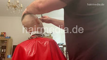 Charger l&#39;image dans la galerie, 2012 20210513 lockdown fathersday buzzcut, headshave and uprightshampoo by hobbybarber in home office