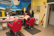 Laden Sie das Bild in den Galerie-Viewer, 6088 Mom barbershop forward shampoo hairwash in pink bowl