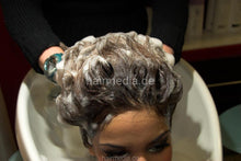 将图片加载到图库查看器，356 Barberette Aisha XXL curly hair backward richlather shampooing in her salon by colleauge