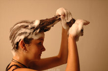 Laden Sie das Bild in den Galerie-Viewer, 9033 Babette self shampooing  bucket hairwash