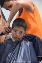 Laden Sie das Bild in den Galerie-Viewer, 251 youngboy by barberette AnjaS 2 barberchair haircut buzzing