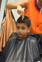 Carica l&#39;immagine nel visualizzatore di Gallery, 251 youngboy by barberette AnjaS 2 barberchair haircut buzzing