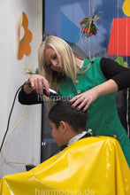 Laden Sie das Bild in den Galerie-Viewer, 247 Swetlana buzzing young boy in barbershop Nyonkittel Vinylcape