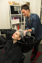 Cargar imagen en el visor de la galería, 355 Britta by Guel backward salon shampooing in blackbowl Berlin model