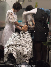 Carica l&#39;immagine nel visualizzatore di Gallery, 0003 CarmenK shampooing in tie closure shampoocape by barberette in rollers