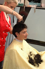 Laden Sie das Bild in den Galerie-Viewer, 835 Catherine haircut multicape apron barbershop