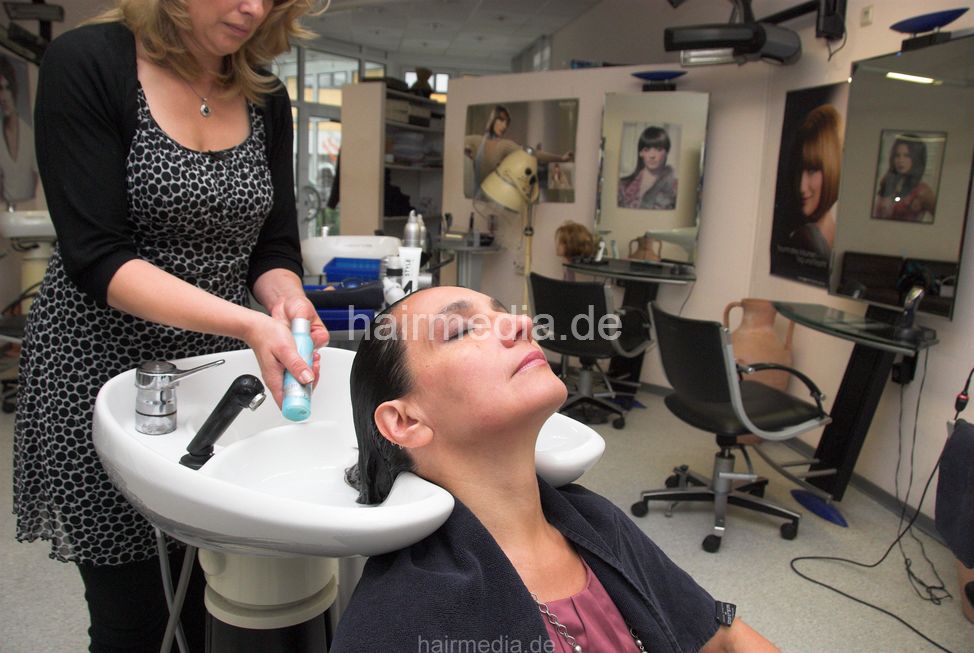 6073 Mature Galina backward wash salon shampooing