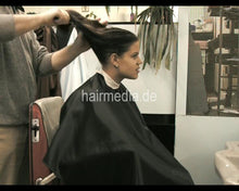 Laden Sie das Bild in den Galerie-Viewer, 521 JasminS Teen firm forward shampoo by barber in barberchair