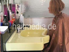 Carica l&#39;immagine nel visualizzatore di Gallery, 521 NadjaC firm shampoo in large velcro closure cape by barber
