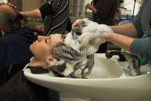 Load image into Gallery viewer, 6105 03 SarahM chewing wash rich lather teen shampooing