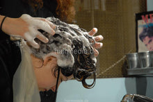 Carica l&#39;immagine nel visualizzatore di Gallery, 470 2 Julia by Soraya thick hair forward salon shampoo by sister Igelit cape