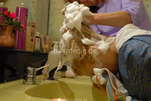 Laden Sie das Bild in den Galerie-Viewer, 470 5a Soraya thick hair strong forward shampoo by mature barberette