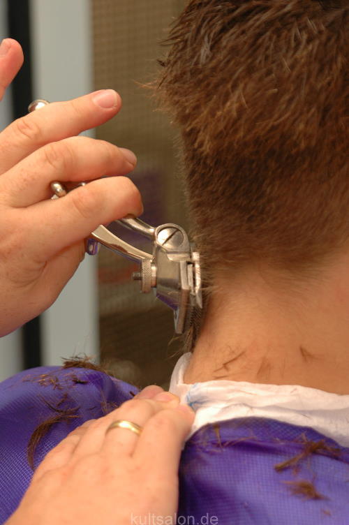 834 Stefanie cut and buzz Kultsalon by barber truckdriver