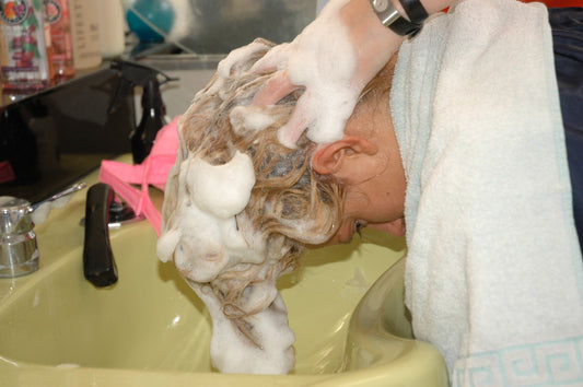 764 SteffiJ forward shampooing part in Kultsalon