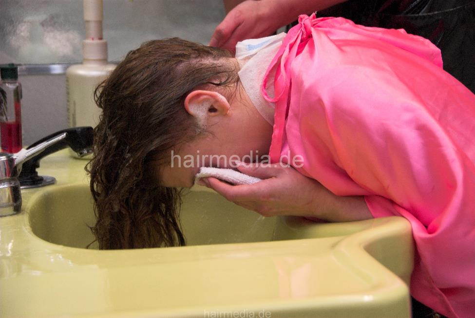 6078 Valora shampoo forward manner hair wash Kultsalon