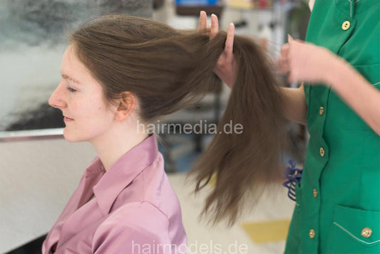 673 Yasmine in jeans 1 Kultsalon shampoo forward wash
