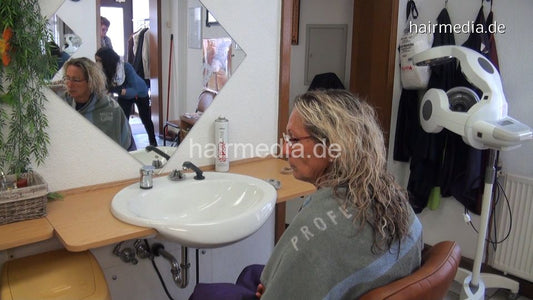 9082 4 Mom forward shampoo thick blonde hair glove and shampoocape